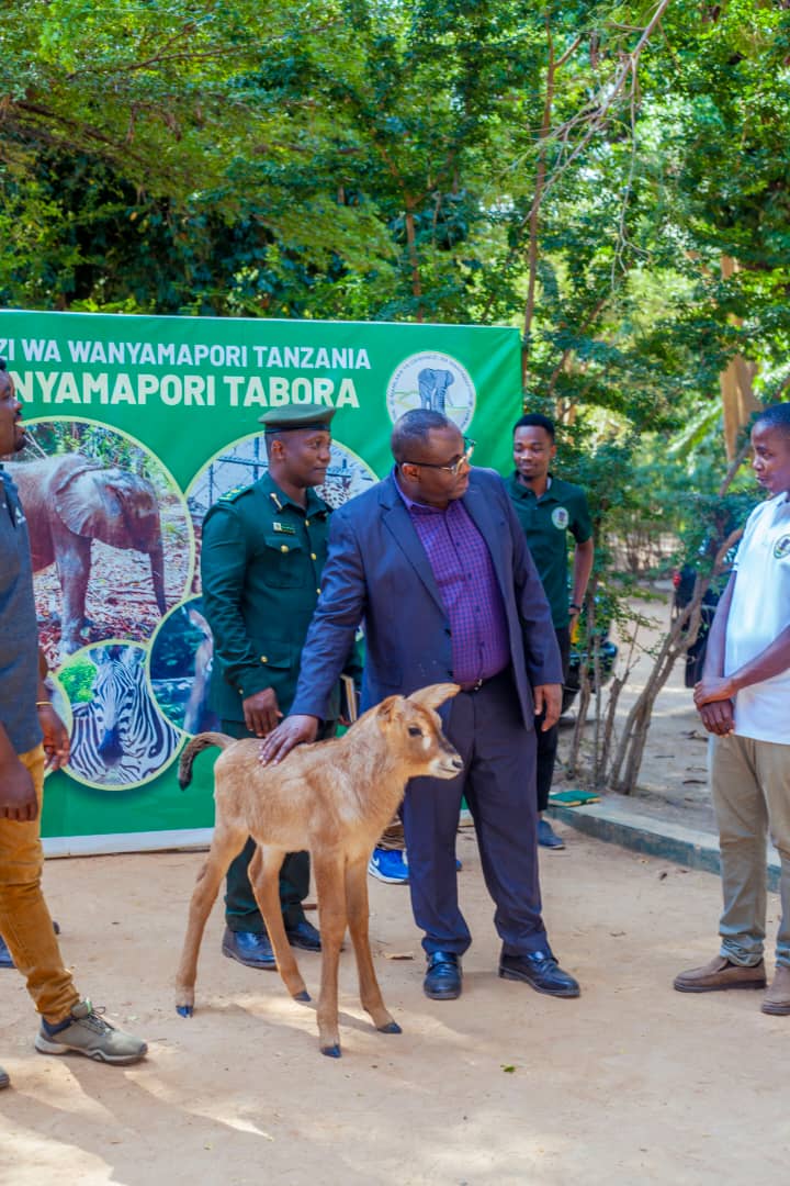 DKT ABASI AHAMASISHA WATANZANIA KUTEMBELEA TABORA ZOO.